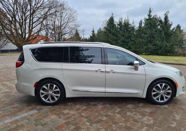 Chrysler Pacifica cena 119000 przebieg: 159000, rok produkcji 2017 z Góra małe 379